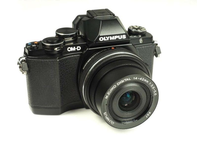 A black camera with a white background

Description automatically generated with low confidence