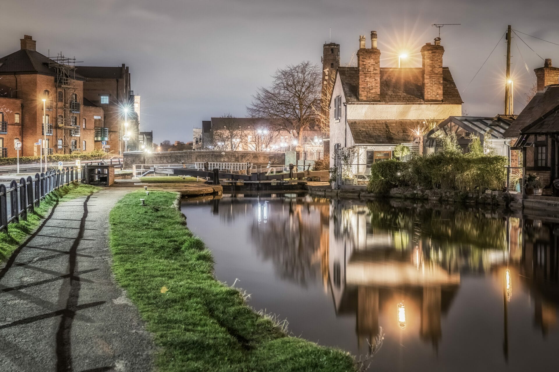 Photo taken in lowlight along the Shropshire Union Canal in Chester.